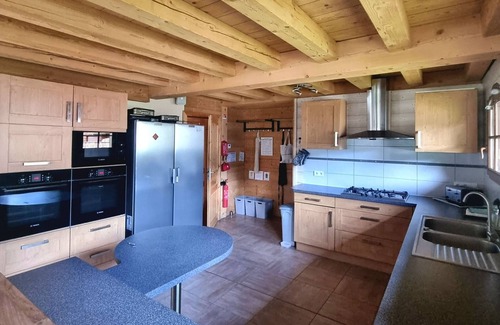 Chatel Ski Chalet | Spacious chalet for 14 people with WiFi, pets allowed and parking in Châtel