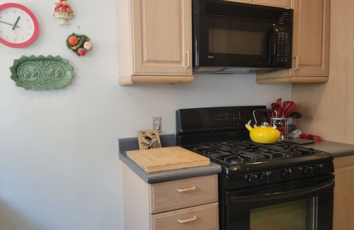 Cleveland Heights Apartment | Spacious, Charming 2 Bedroom Apartment at Lake Merritt