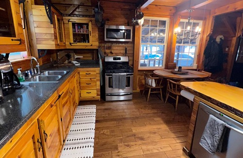 Waterford Cabin | Spacious & Charming Cabin - Close to Ski/Lakes!