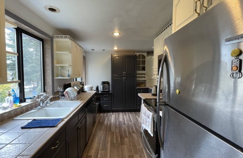 North City House | Spacious, Cheerful, Modern Home 5 BR, 3BA, 2KIT