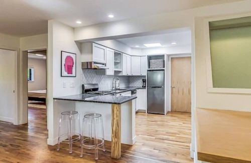 Evanston Apartment | Spacious, Chic 2 Bedroom Apartment in Evanston