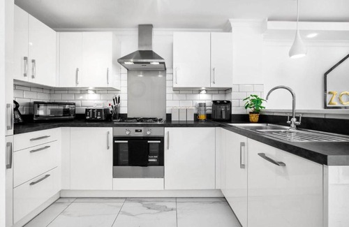Bordesley House | Spacious, Chic Townhouse with Parking & Garden