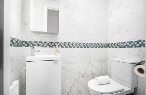Bordesley House | Spacious, Chic Townhouse with Parking & Garden