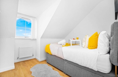 Bordesley House | Spacious, Chic Townhouse with Parking & Garden