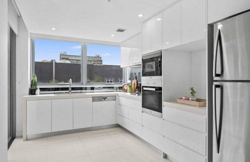Wollongong Apartment | Spacious City Beach Harbour Apartment -Moments to Beach, Harbour Foreshore & CBD