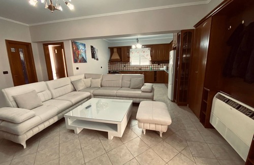 Sarande Apartment | Spacious City Centre Apartment for 8 p