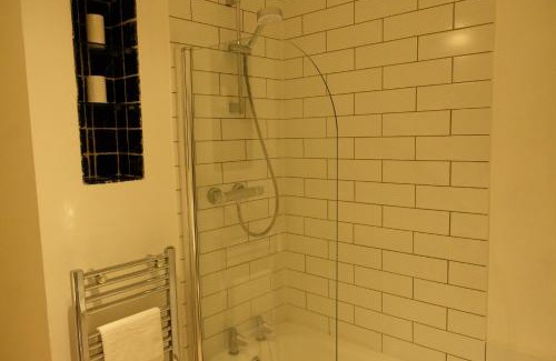 Upper Town House | Spacious City Centre Apartment Bath