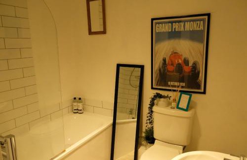 Upper Town House | Spacious City Centre Apartment Bath