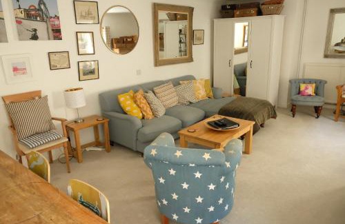 Upper Town House | Spacious City Centre Apartment Bath