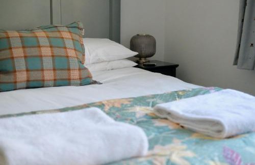 Upper Town House | Spacious City Centre Apartment Bath