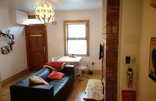 Drumcondra House | Spacious City Centre En suite room with easy airport access via 24 hour bus 41
