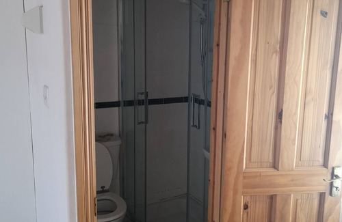 Drumcondra House | Spacious City Centre En suite room with easy airport access via 24 hour bus 41