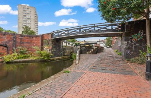 The Westside Apartment | Spacious City Haven - Canal Views - City Centre