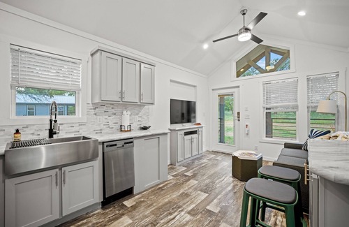 Fredericksburg Cabin | Spacious Classic Cabin at the SKYE Texas Hill Country Resort!