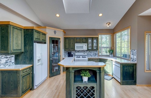 Southeast Calgary House | Spacious,Clean Estate 5 BD Home THE POINT IN DOUGLASDALE