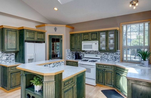 Southeast Calgary House | Spacious,Clean Estate 5 BD Home THE POINT IN DOUGLASDALE