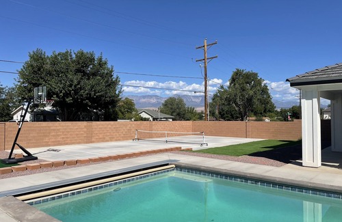 La Verkin House | Spacious, Clean & FUN Retreat Near Zion NP! - Private Pool & Pickleball Court!