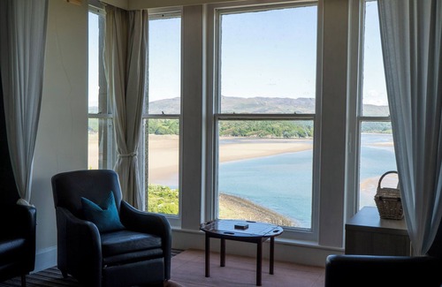 Borth-y-Gest Apartment | Spacious coastal property with stunning sea views, terrace and garden. Tranquil.
