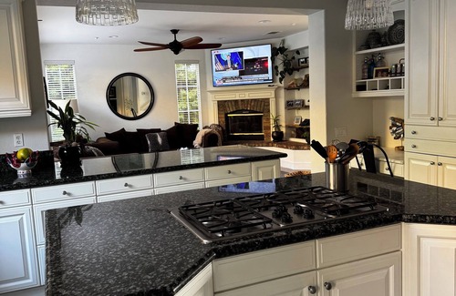 Leucadia House | Spacious Coastal Retreat – Walk to the Beach, Dining & Shopping!