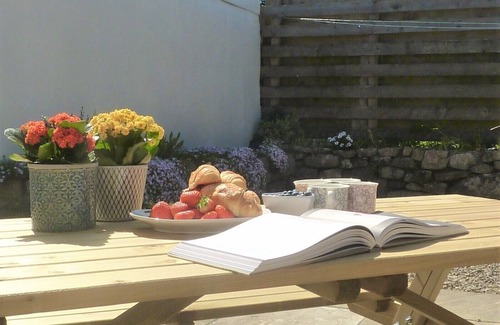 Saint Erth Praze House | Spacious Coastal Retreat nr Porthleven & coast, parking, garden & dog friendly