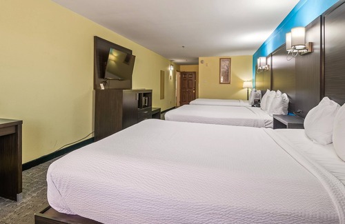 Crawfordville Hotel | Spacious Comfort for Groups or Families – 3 Queens, Non-Smoking at Wildwood Inn