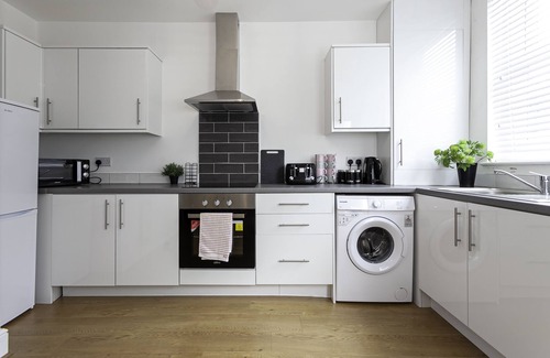 Belle Vue House | Spacious Comfortable house close to Etihad + parking