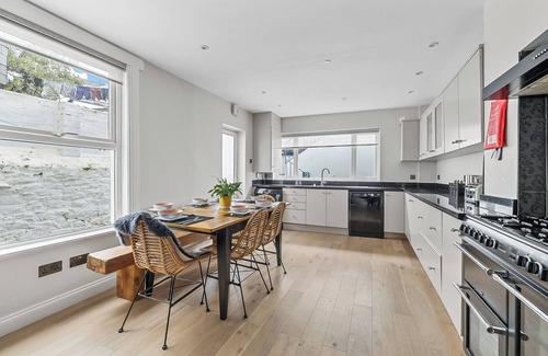 Plymouth House | Spacious Comfortable 4 Bedroom House Close to City Centre, Barbican, Hoe & Moors
