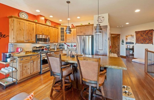 Bigfork Apartment | Spacious Condo 3-Minute Walk to Flathead Lake & DT