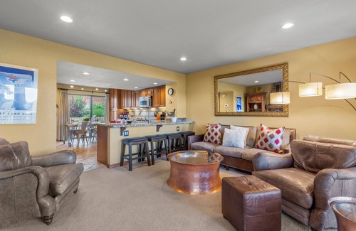 Park Meadows Condo | Spacious Condo-Sleeps 7-Wonderful Mountain and Golf Course Views!