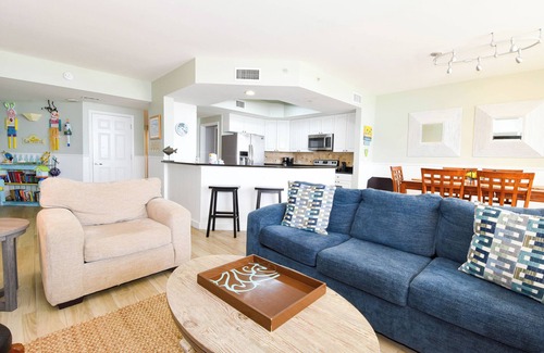 Fort Walton Beach - Destin Condo | Spacious Condo w/Large Balcony & Free Beach Service in Central Destin! 🐚🌴🌊