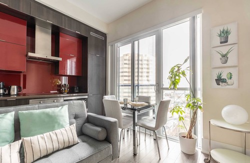 Toronto Entertainment District Condo | Spacious Condo w Stunning Views of Downtown