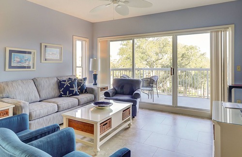 Palmetto Dunes Condo | Spacious condo with pool, hot tub, easy beach access, W/D & updated kitchen