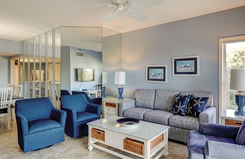 Palmetto Dunes Condo | Spacious condo with pool, hot tub, easy beach access, W/D & updated kitchen