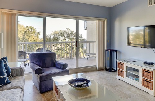 Palmetto Dunes Condo | Spacious condo with pool, hot tub, easy beach access, W/D & updated kitchen