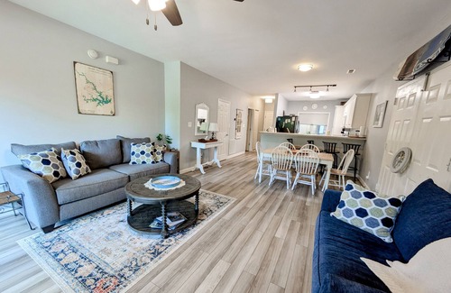 Huddleston Condo | Spacious condo with on-site pools, sandy beach, sports courts, & golf