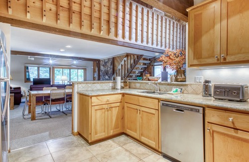 Elkhorn Village Condo | Spacious condo with access to pool, hot tub, golf, & tennis - near skiing