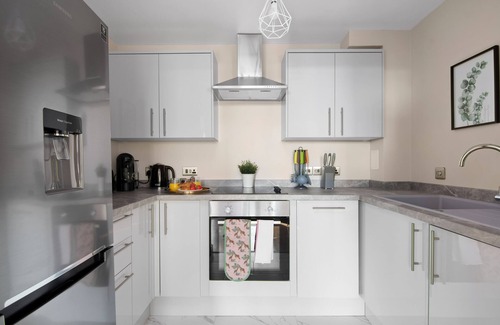 Whittington Apartment | ✪ Spacious Cosy ✪ Netflix ✪ Parking ✪ Colindale St