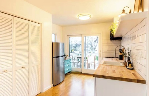 East Shore House | Spacious Cottage w/Waterview