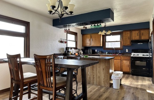 Flora House | Spacious Country Home on 25 acres