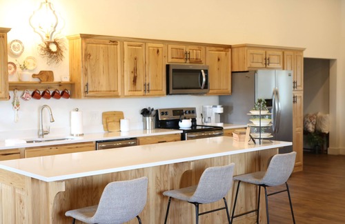 Excello House | Spacious Country Stay for Weekend Gatherings