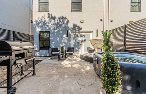 West Dallas House | Spacious Dallas 4 bedroom Game Room & Spa 3