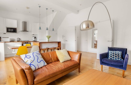 Kilburn Apartment | Spacious designer duplex. Fabulous location