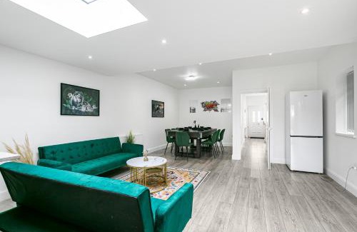 London Borough of Hounslow House | Spacious Detached House with 7 Beds Includes Ping Pong and Pool Table Sleeps 14 Free Parking