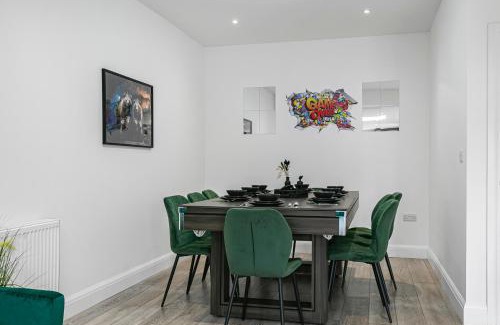 London Borough of Hounslow House | Spacious Detached House with 7 Beds Includes Ping Pong and Pool Table Sleeps 14 Free Parking