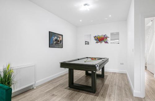 London Borough of Hounslow House | Spacious Detached House with 7 Beds Includes Ping Pong and Pool Table Sleeps 14 Free Parking