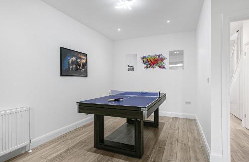 London Borough of Hounslow House | Spacious Detached House with 7 Beds Includes Ping Pong and Pool Table Sleeps 14 Free Parking