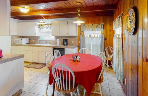 Shaver Lake House | Spacious dog-friendly retreat w/large wood deck, gas grill - near Shaver Lake