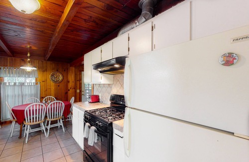 Shaver Lake House | Spacious dog-friendly retreat w/large wood deck, gas grill - near Shaver Lake