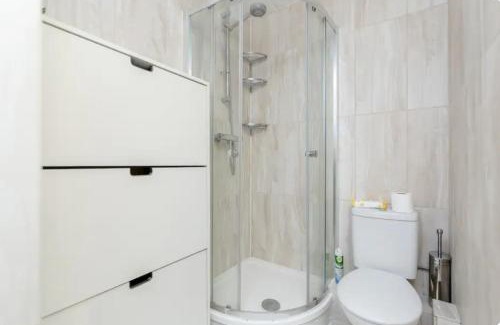 Queenstown House | Spacious Double Room by Batteresa Park - Zone 1
