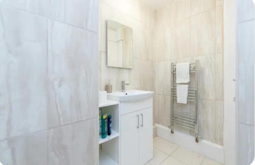 Queenstown House | Spacious Double Room by Batteresa Park - Zone 1